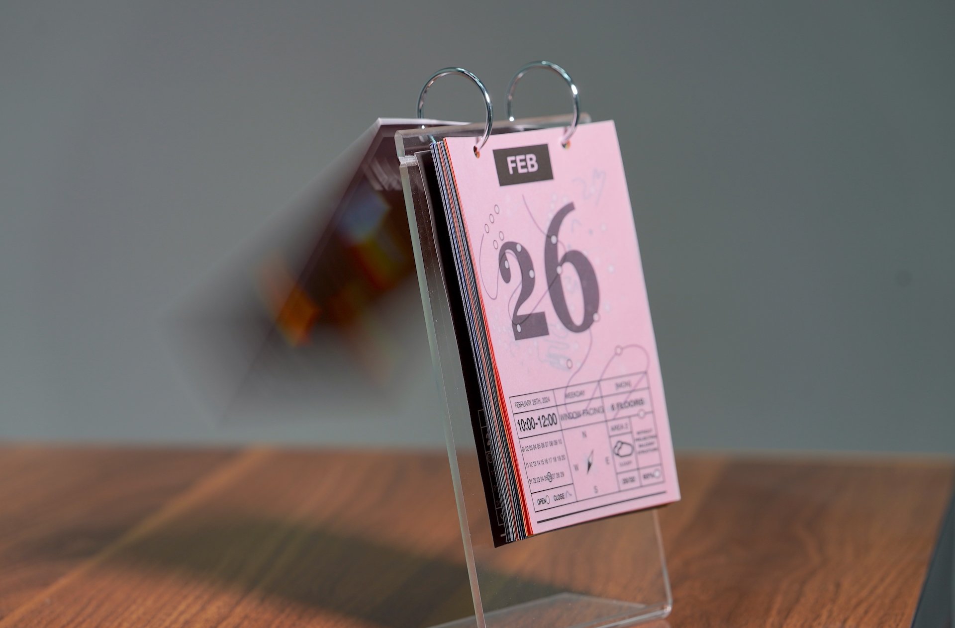 Page-flipping Calendar.
Size: A6.