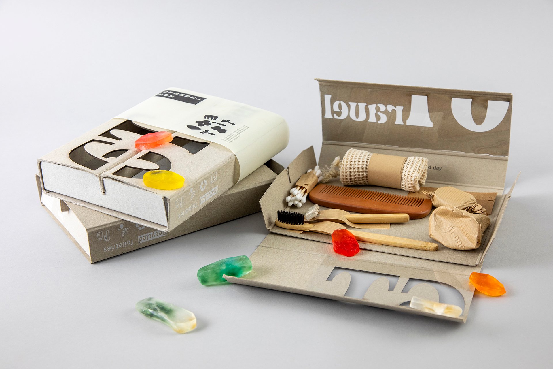 All the products in the box are environmentally friendly. The handles of the toothbrush and razor, for example, are made from bamboo.